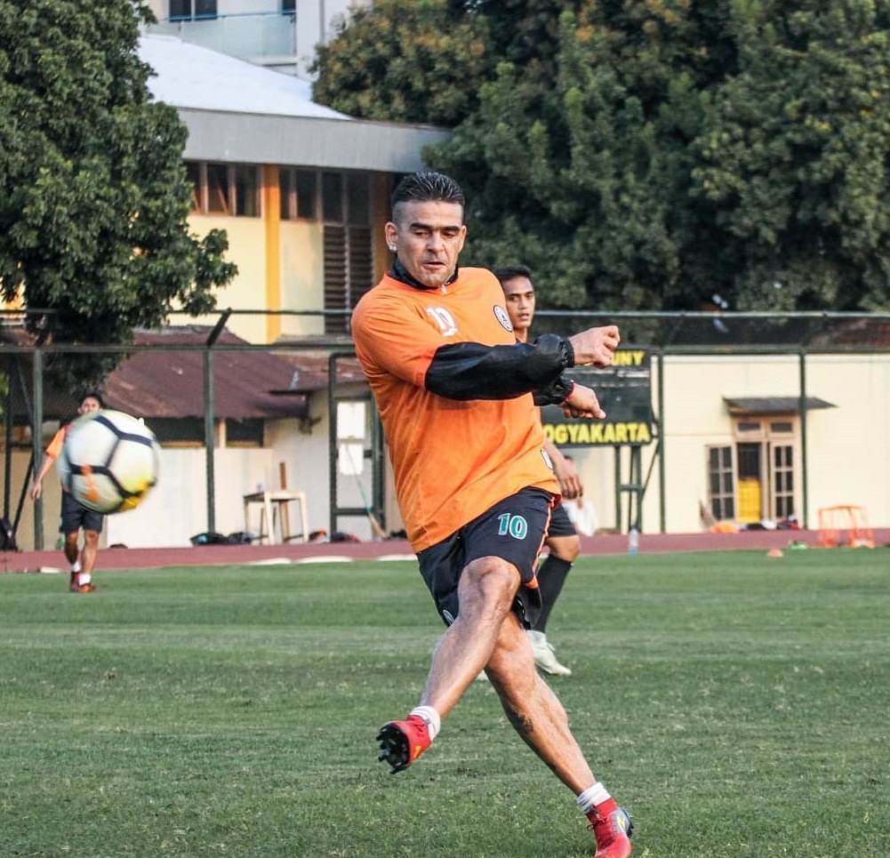 Jelang Berusia 43 Tahun, Cristian Gonzales Diminta Jangan Pensiun