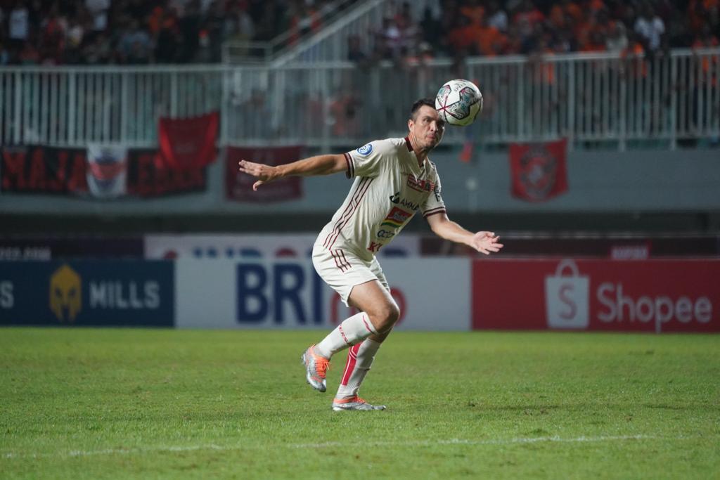 Bek Persija Ondrej Kudela Dibawa ke Rumah Sakit Usai Insiden dengan Arthur Bonai