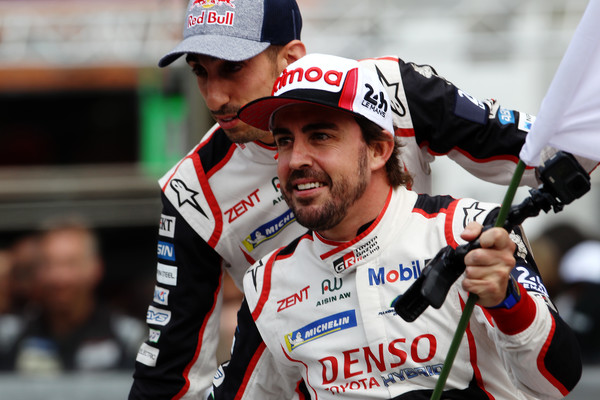 Fernando Alonso Tantang Valentino Rossi Tampil di Lomba Balap Ketahanan
