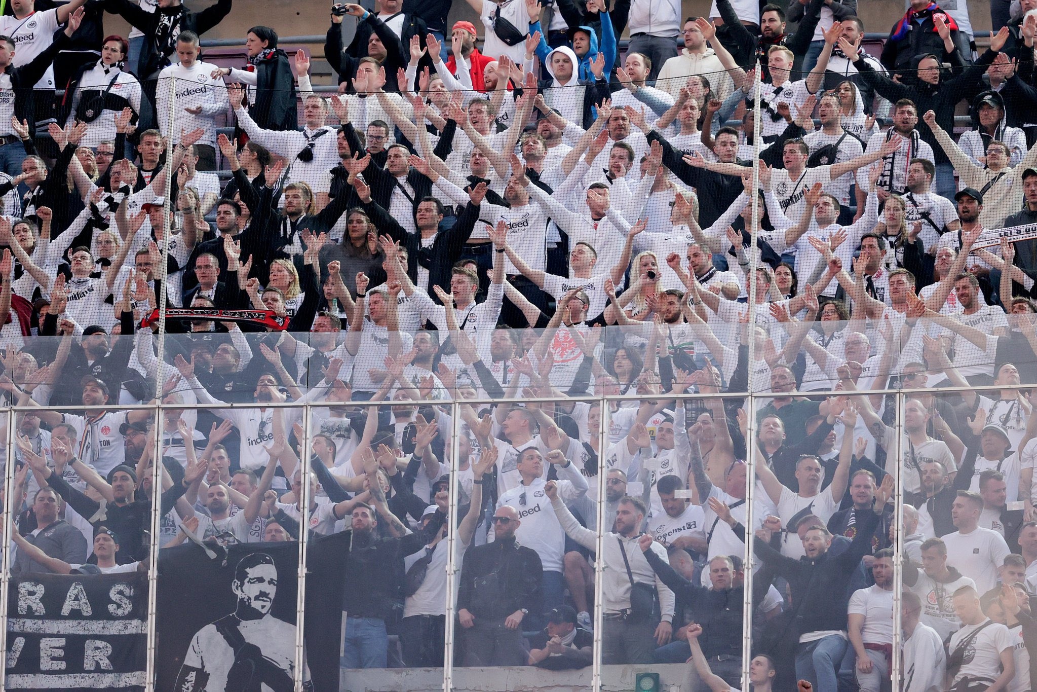 Ketika Suporter Frankfurt Menginvasi Camp Nou