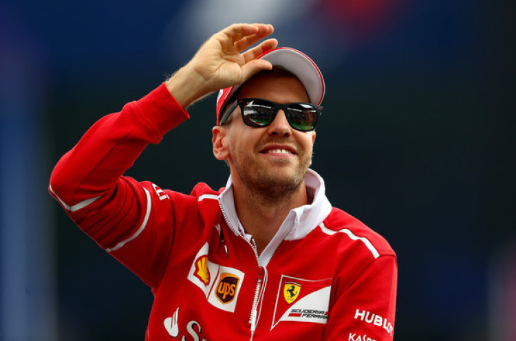 Misi Mercedes Singkirkan Vettel Dimulai