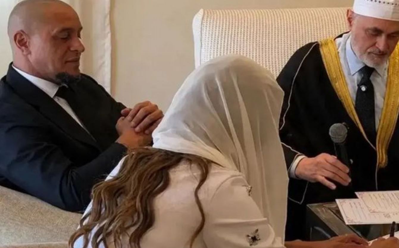 Dikabarkan Masuk Islam, Roberto Carlos Angkat Bicara