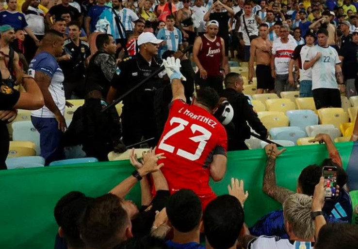 Ketika Emiliano Martinez Cegah Polisi Brasil saat Ingin Memukul Suporter
