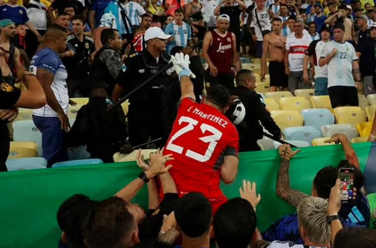 Ketika Emiliano Martinez Cegah Polisi Brasil saat Ingin Memukul Suporter