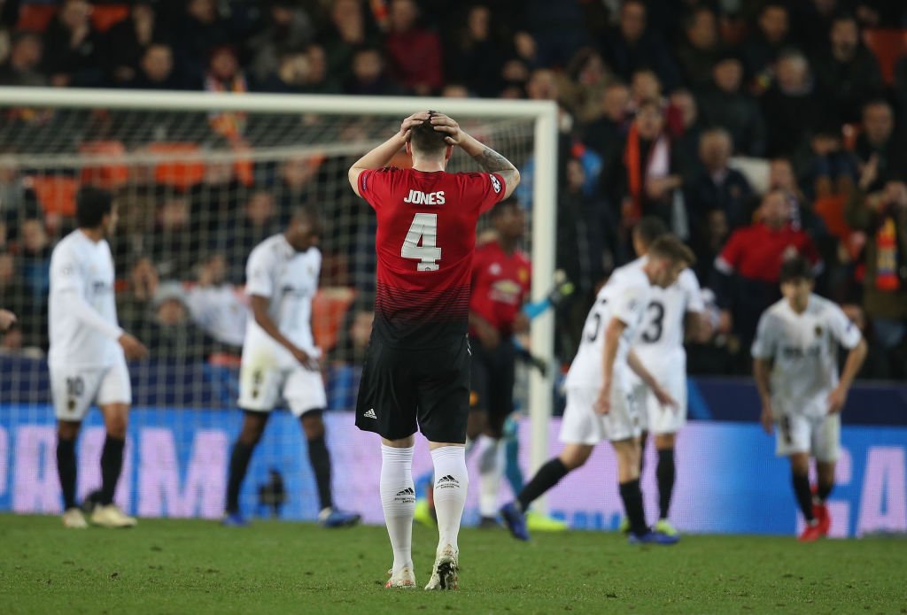 Phil Jones Hobi Cetak Gol Bunuh Diri di Liga Champions