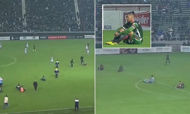 Merasa Dicurangi Wasit, Seluruh Pemain San Jorge Lakukan Protes Duduk di Lapangan