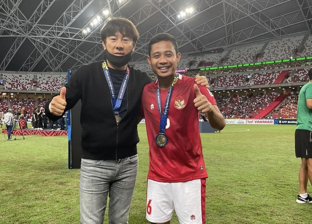 Shin Tae-yong dan Evan Dimas Beda Pilihan di FIFA Awards 2021