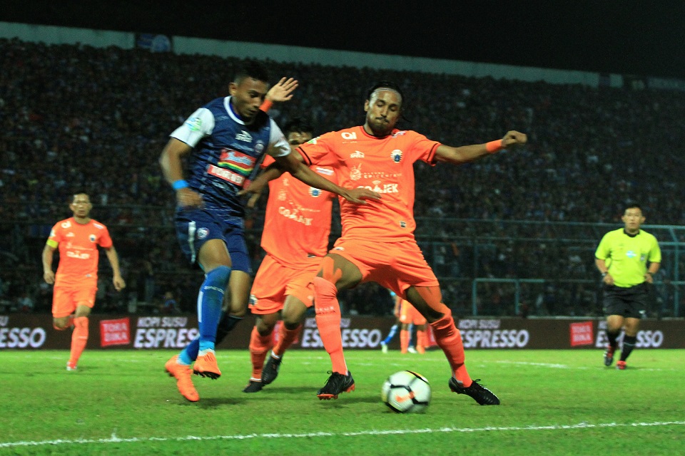 Teco Sebut Ditarik Keluarnya Riko Simanjuntak Kontra Arema FC Bukan Kesalahan Strategi Persija