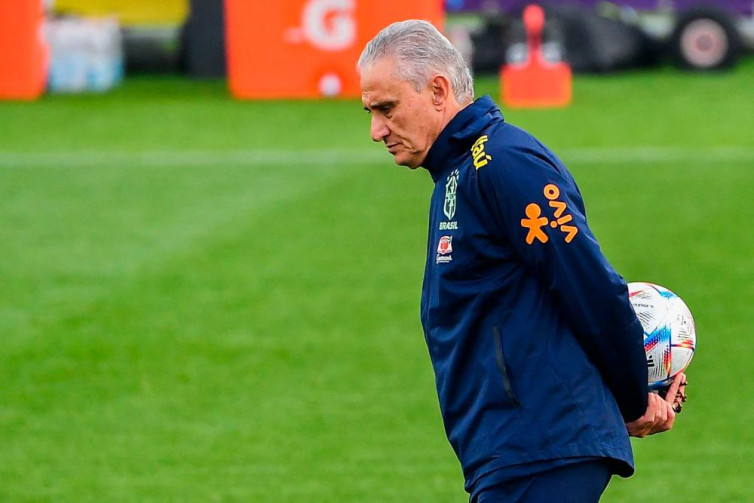 Lanjutkan Tradisi, Tite Berdoa di Masjid Jelang Laga Timnas Brasil Vs Swiss