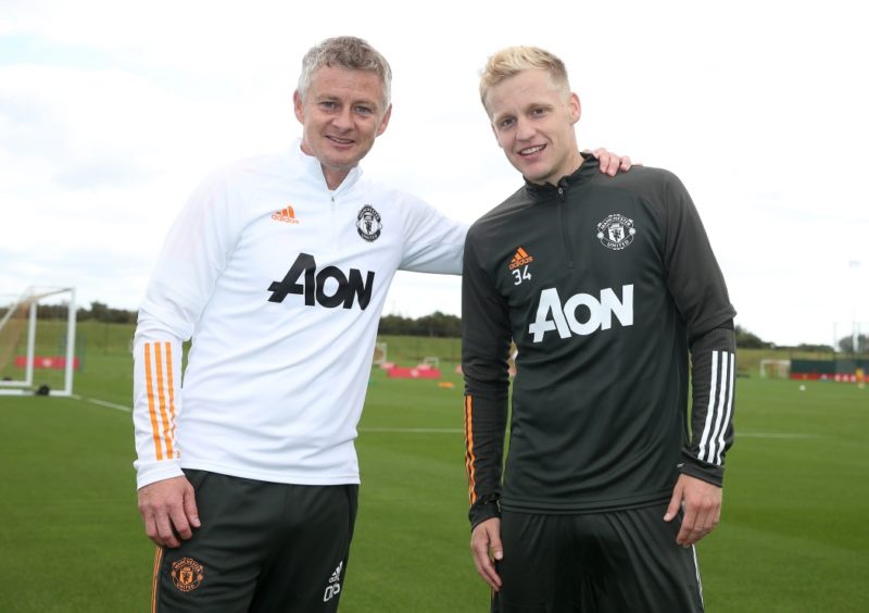 Solskjaer Jawab Kritik Evra dan Neville soal Donny van de Beek