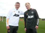 Solskjaer Jawab Kritik Evra dan Neville soal Donny van de Beek