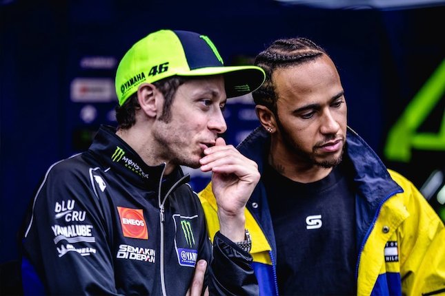 Valentino Rossi dan Lewis Hamilton Saling Berbagi Energi Positif