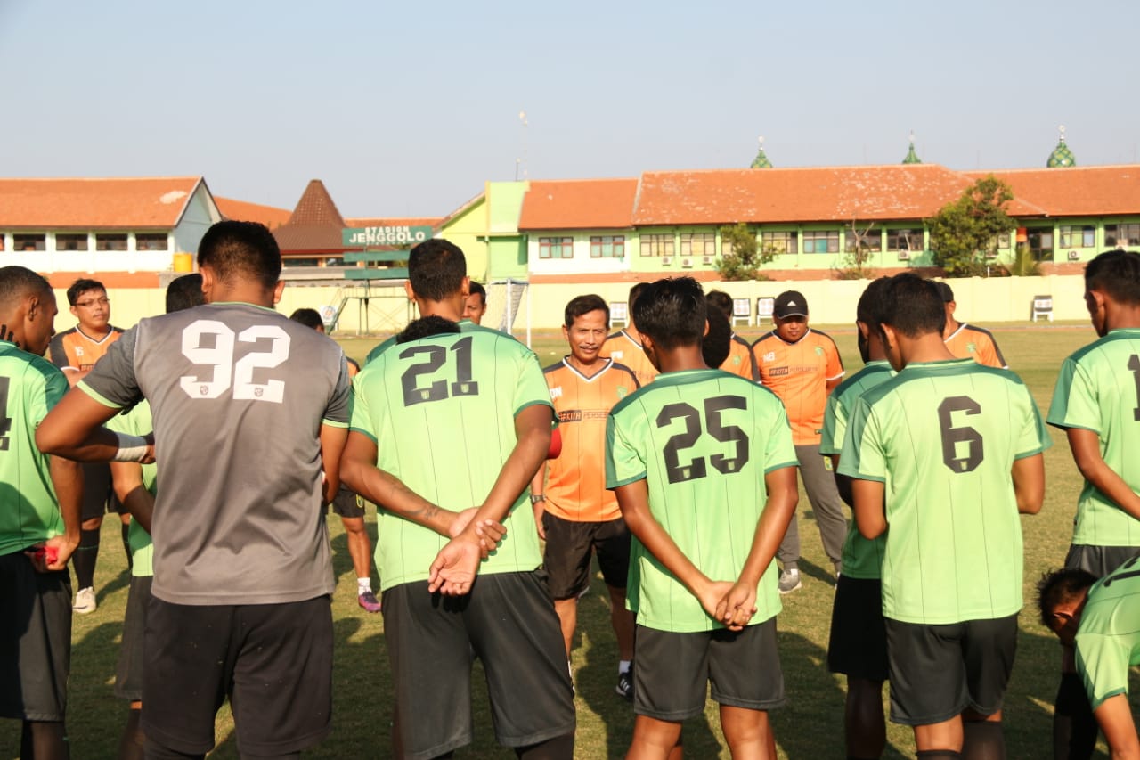 Makin Tenggelam, Persebaya Kini Tak Pikirkan Rotasi