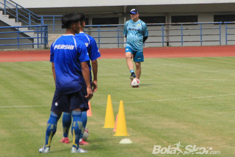 Cegah Penyebaran Virus Corona, Pelatih Persib Setuju Laga Liga 1 2020 Tanpa Penonton