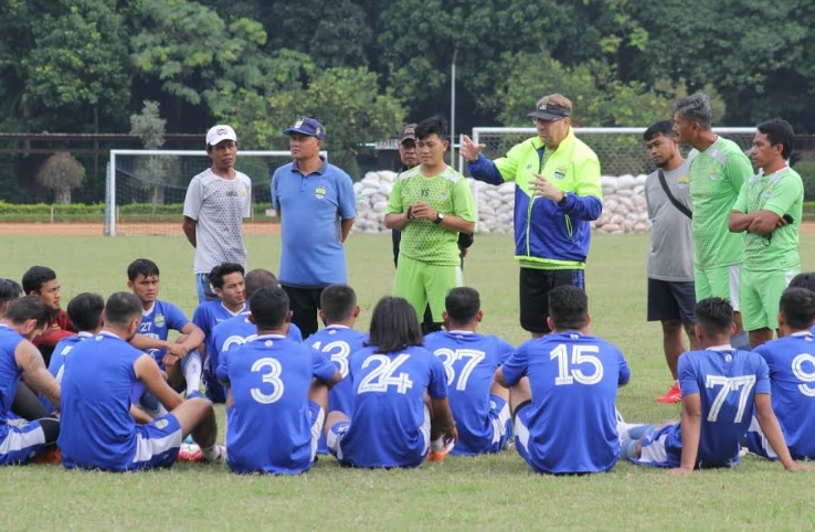 Robert Rene Alberts Enggan Turunkan Intensitas Latihan Persib Bandung di Bulan Ramadan