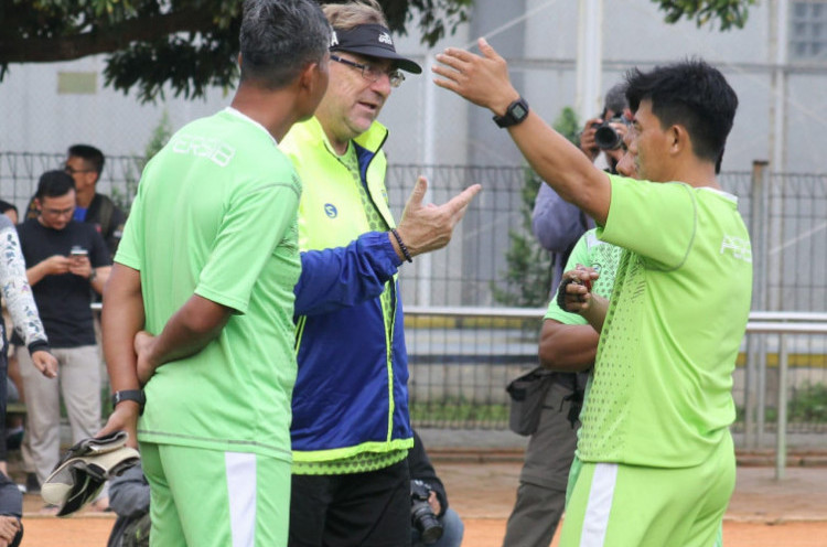 Kritik Pedas Pelatih Persib soal Lapangan Kandang Semen Padang