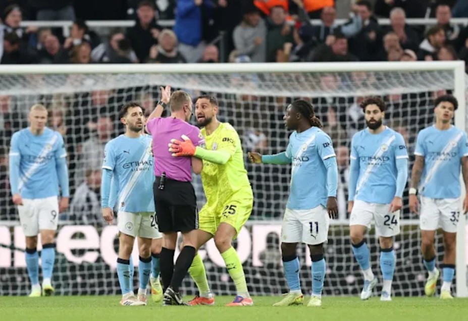 Manchester City Kalah, Pep Guardiola Bungkam soal Wasit