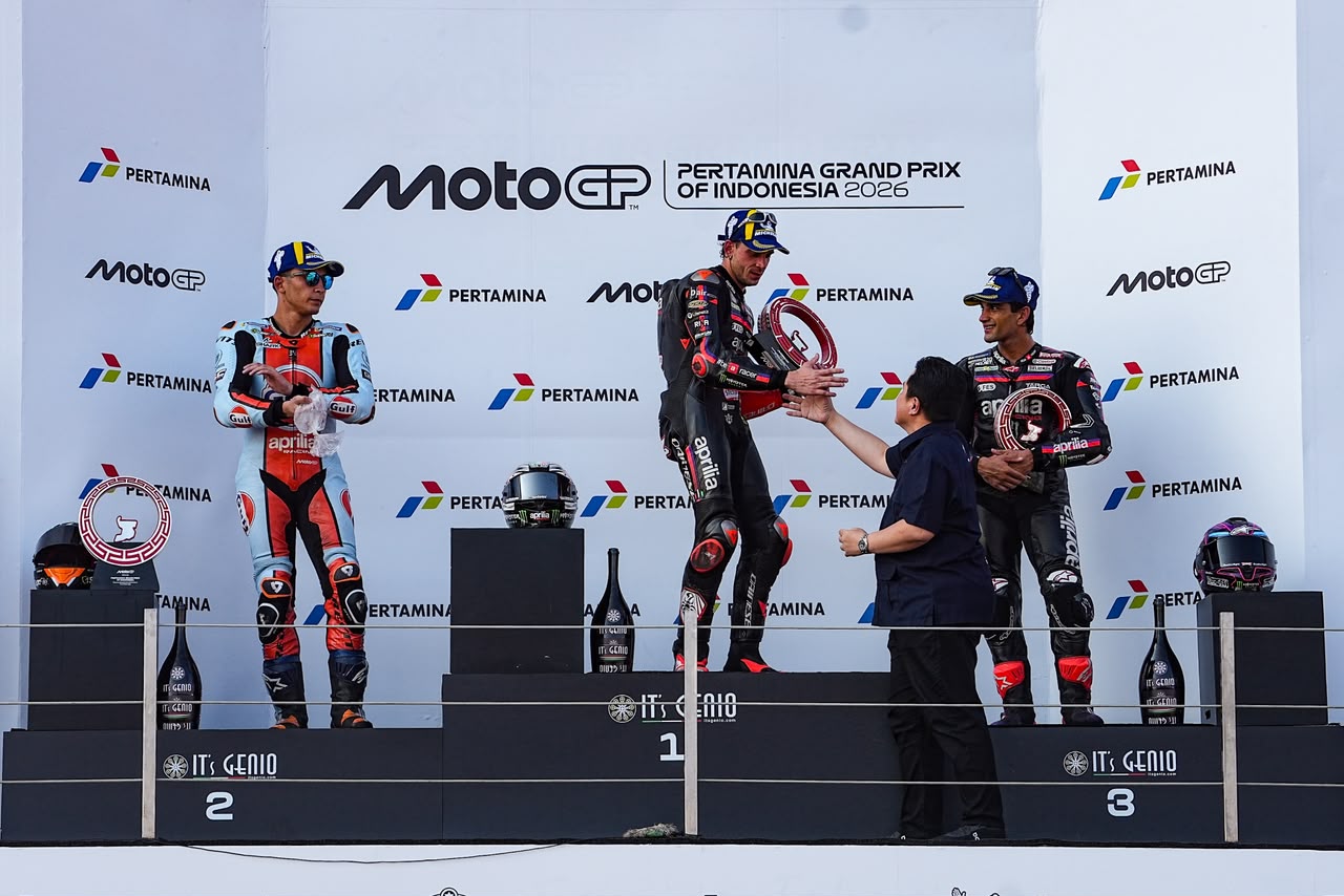 Marco Bezzecchi Terima Trofi MotoGP Indonesia dari Menpora Erick, Media Italia Beri Sorotan