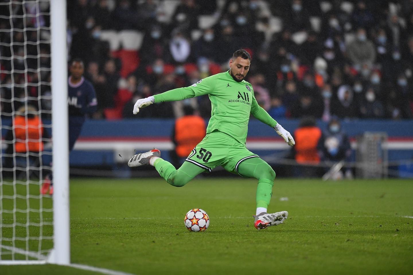 Tidak Tahan, Gianluigi Donnarumma Semprot Suporter Milan yang Mengejeknya
