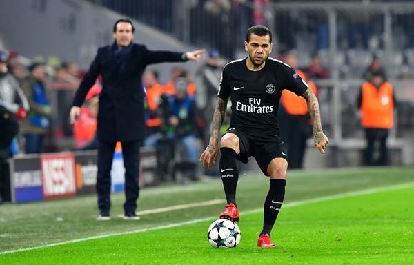 Legenda Brasil Sedih Mendengar Dani Alves Absen di Piala Dunia 2018