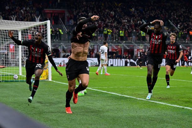 Ketika Olivier Giroud Selebrasi Melepas Jersey, tetapi Lupa Sudah Mengantongi Kartu Kuning
