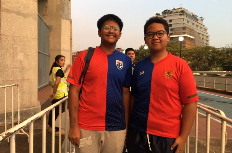 Makna Mendalam di Balik Gabungan Jersey Thailand-Indonesia Milik Dua Anak di Stadion Rajamangala