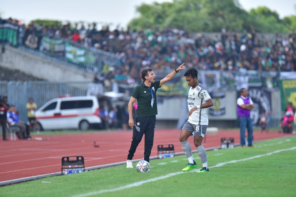 Imbang Kontra Persebaya, Luis Milla Soroti Permainan Persib di Babak Pertama