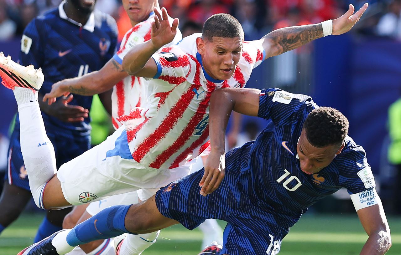 Ketika Prancis Meladeni Permainan Kotor Paraguay