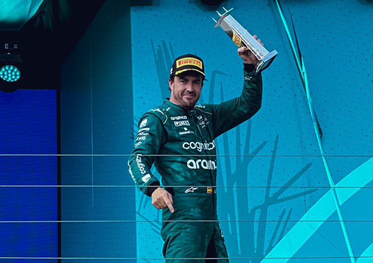Senyum Penuh Misteri Fernando Alonso