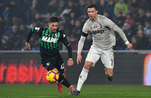 Gelandang Sassuolo Bikin Inter Milan dan AC Milan Saling Sikut