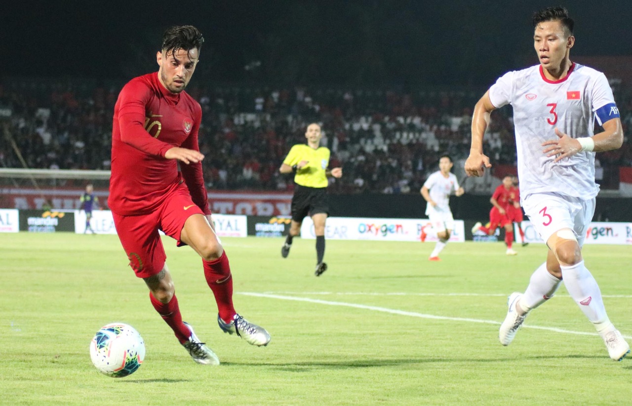 Timnas Dibantai Vietnam, Simon McMenemy Singgung Pembekuan FIFA dan Tingkah Suporter sebagai Alasan