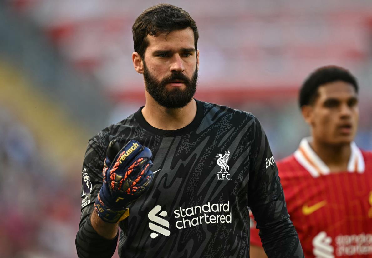 Alisson Tak Masuk Nominasi Calon Kiper Terbaik, Fans Liverpool Marah