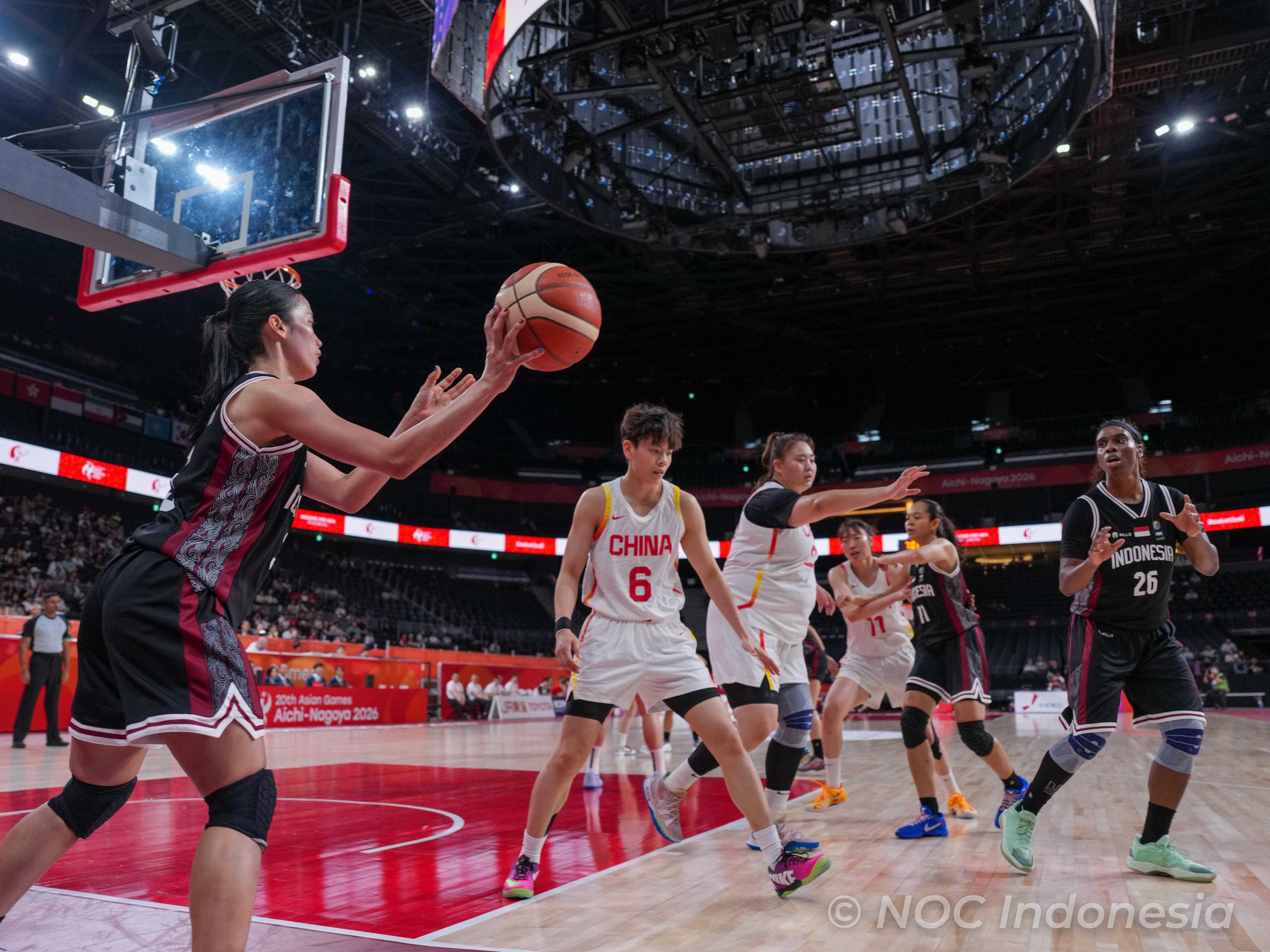 Timnas basket putri Indonesia saat menghadapi China di Asian Games 2026. (NOC Indonesia)