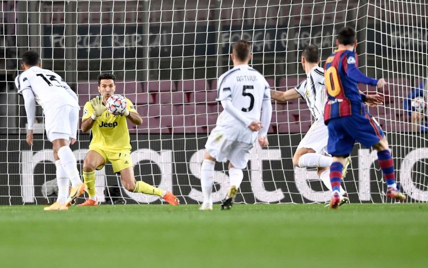 Kiper Berusia 42 Tahun, Buffon Jadi Mimpi Buruk Messi di Camp Nou