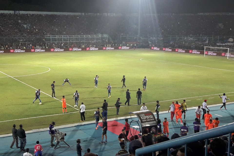 Panpel Arema FC Akui Melubernya Penonton Sampai Sentel Ban di Luar Prediksi