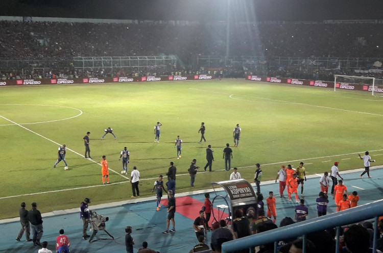 Panpel Arema FC Akui Melubernya Penonton Sampai Sentel Ban di Luar Prediksi