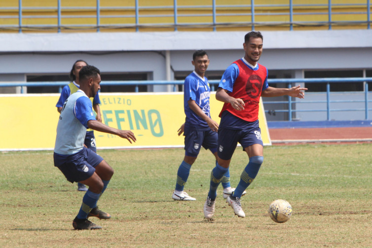 Omid Nazari: 4 Pertandingan bersama Persib, 3 Kali Mendapatkan Perawatan