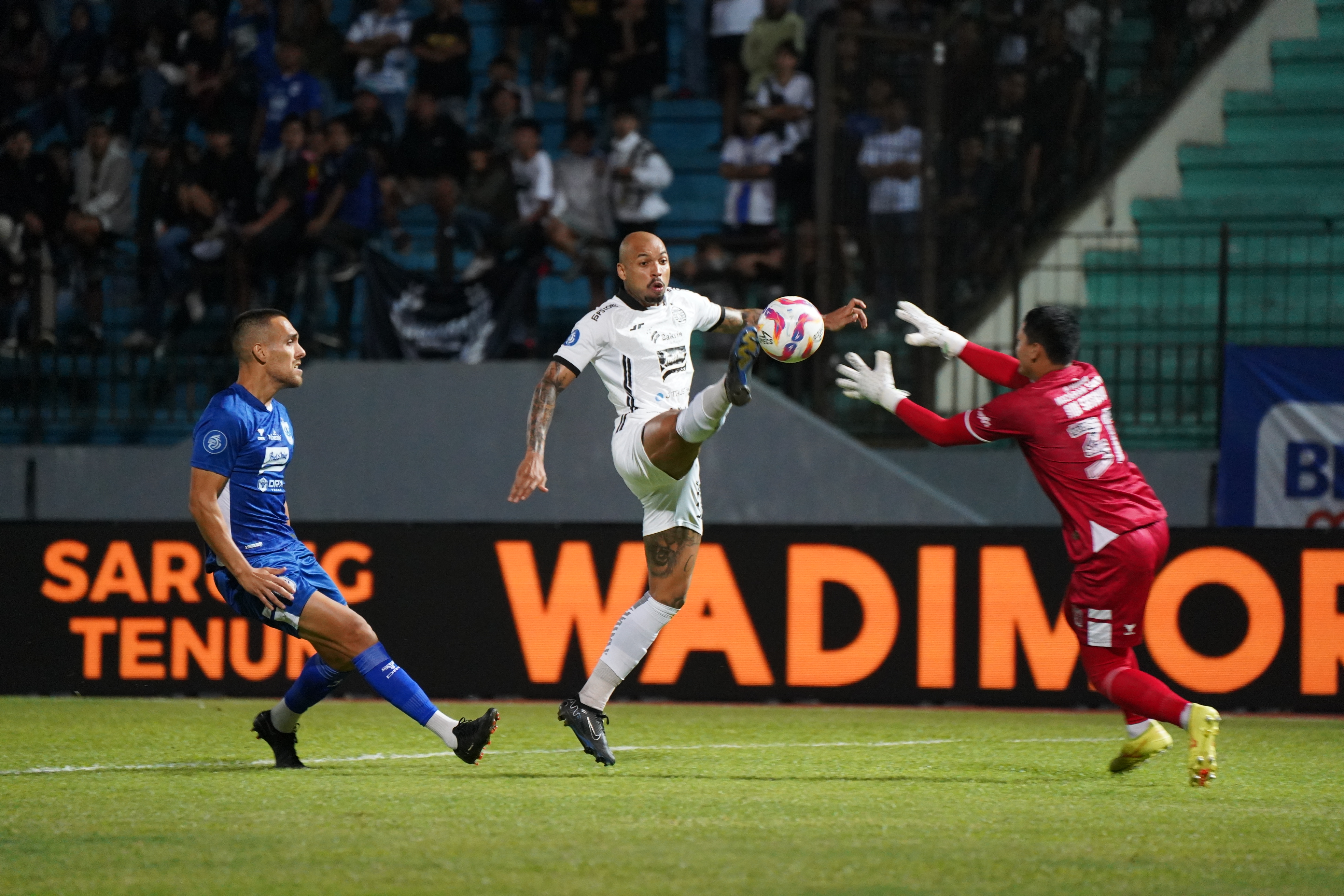 Persija Kembali ke Jalur Kemenangan, Carlos Pena Akui Diuntungkan Dua Kartu Merah PSIS