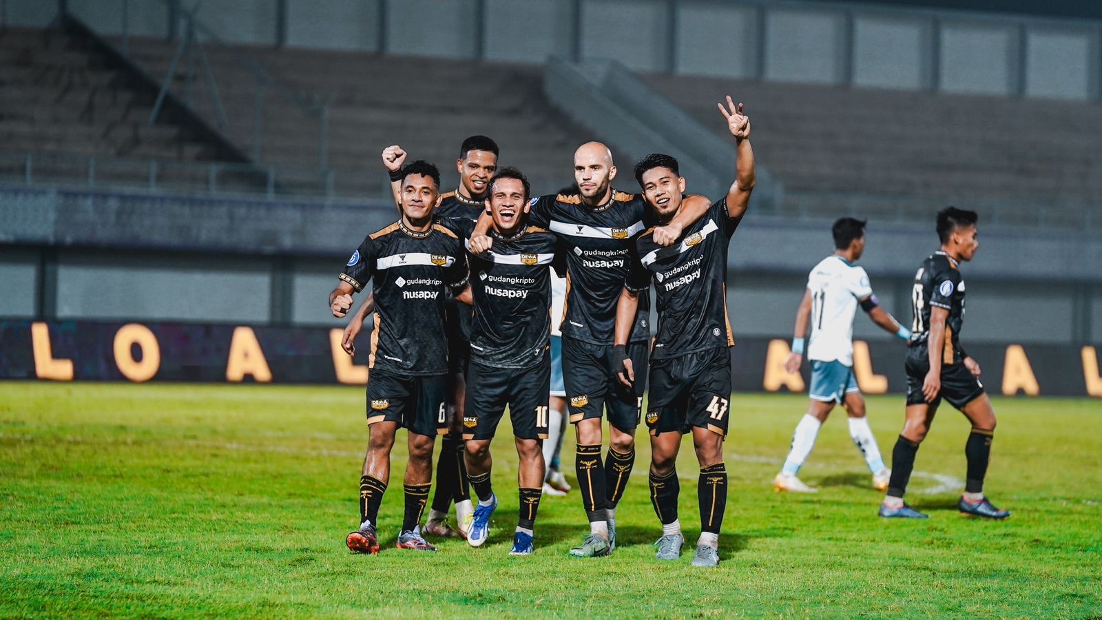 Hasil Liga 1: Dewa United FC Menang 4-1 atas Persita, Persebaya Perkasa di Derbi Jatim