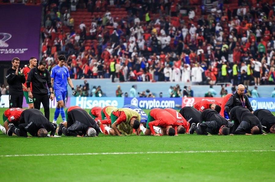 Momen Timnas Maroko Tetap Bersujud Kendati Kalah dari Prancis