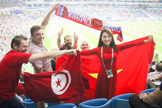 Mantan Peserta Kontes Kecantikan Kibarkan Bendera Vietnam pada Piala Dunia 2018