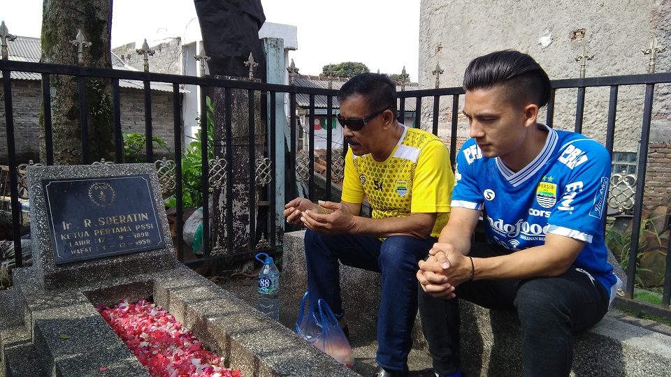 Peringati HUT PSSI Ke-88, Manajer Persib dan Kim Ziarah ke Makam Soeratin