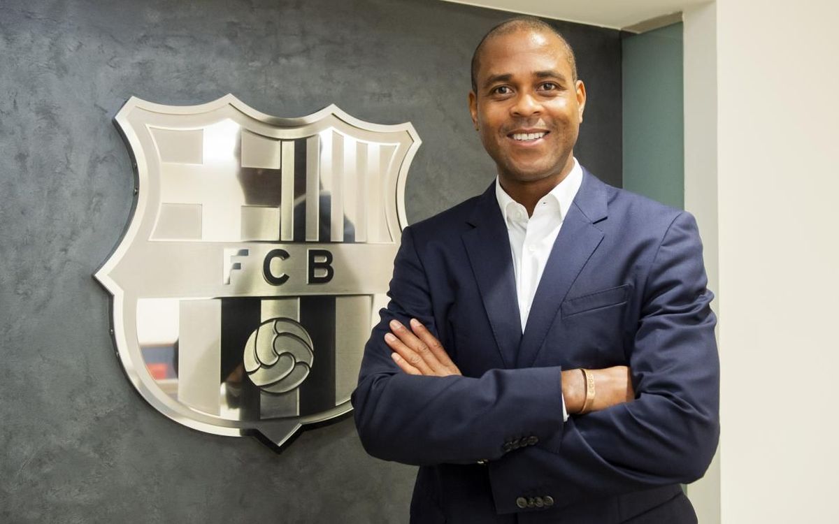 Resmi, Patrick Kluivert Kembali ke Barcelona