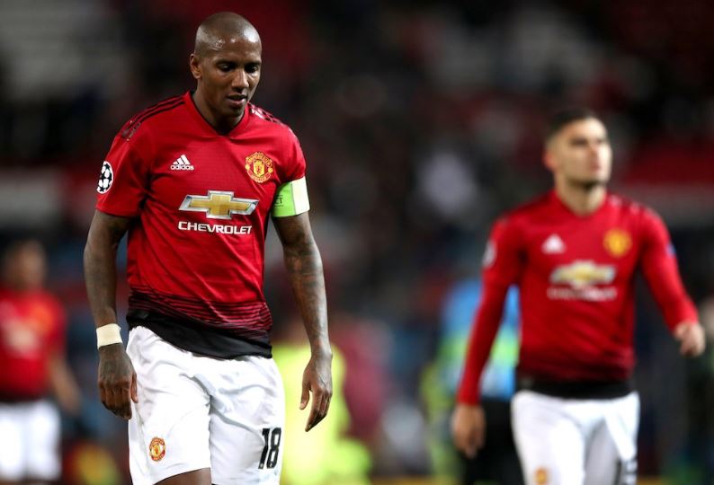 Butuh 6 Rekrutan Baru, Manchester United Juga Disarankan Depak Ashley Young