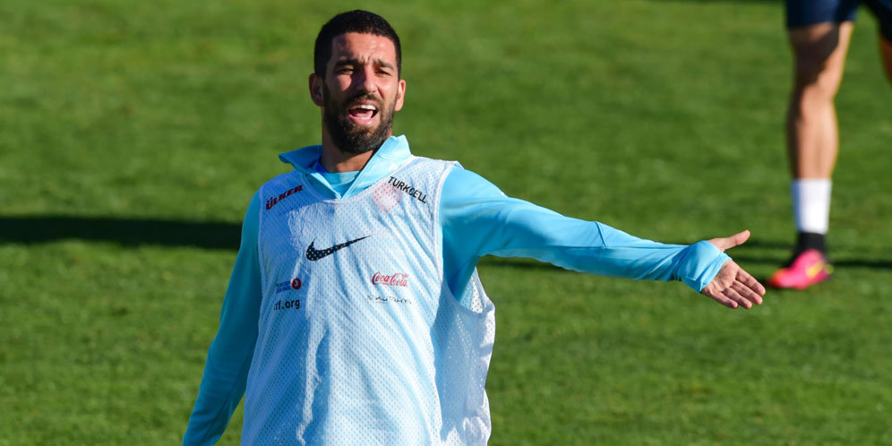 Suporter Arsenal Heboh, Arda Turan Wawancara Dengan The Gunners