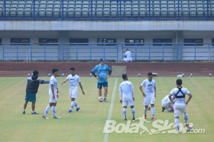 Robert Rene Alberts Ragu terkait Starting XI Persib Hadapi Madura United