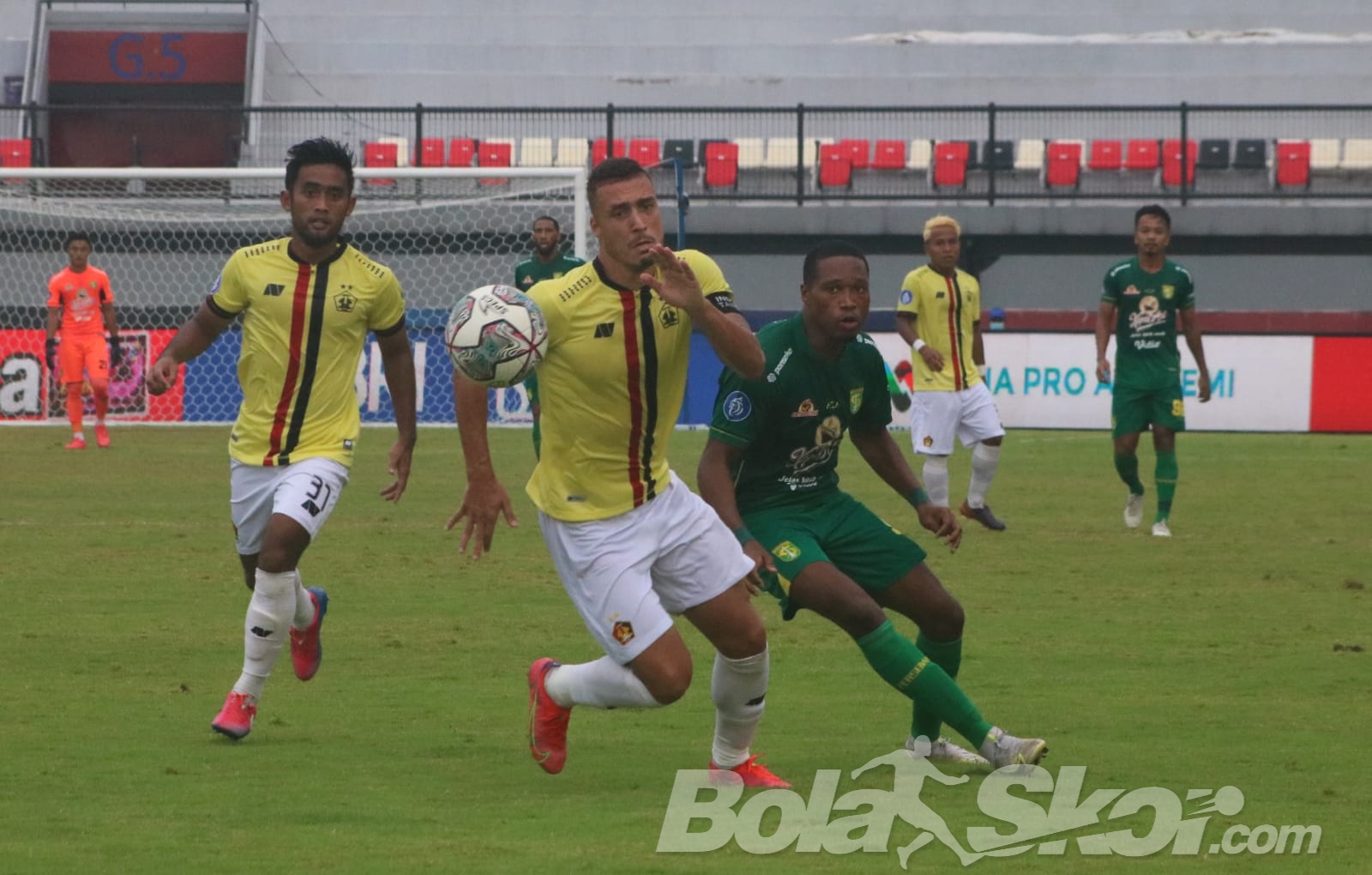 Hasil Liga 1: Persebaya Jaga Posisi di Jalur Juara, Persipura Kontra PSM Seri