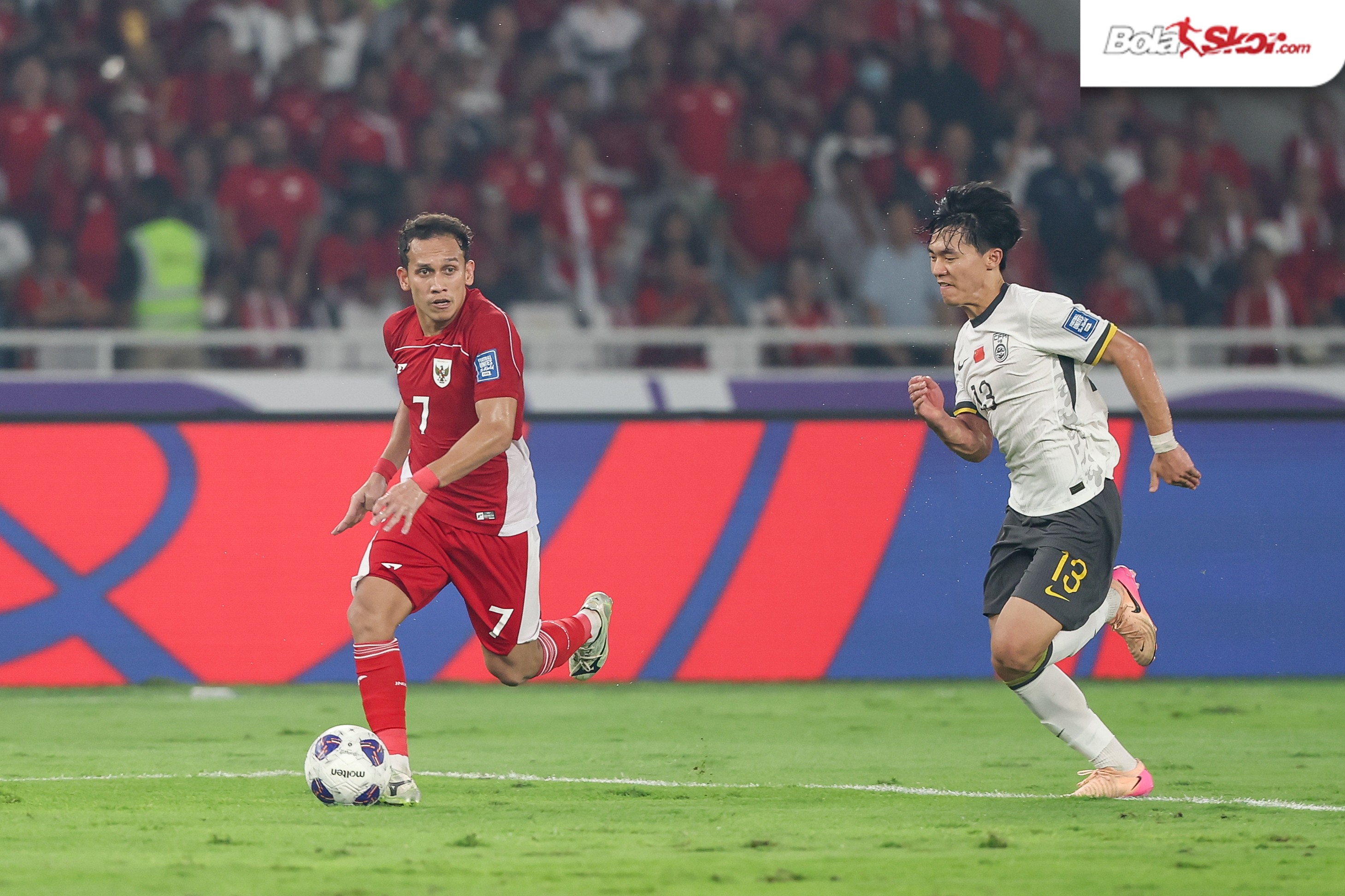 Aksi Egy Maulana Vikri lawan China di Stadion Utama Gelora Bung Karno (SUGBK), Jakarta, Kamis (5/6). (MP Media/BolaSkor.com/Naive Al'as)