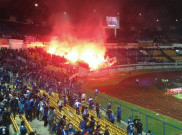 Persib Bandung Kena Denda Akibat Ulah Suporter Nyalakan Flare dan Laser