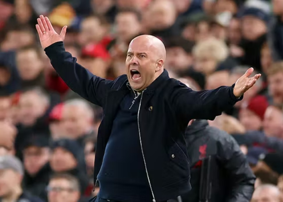 Liverpool Dibekuk Manchester City, Arne Slot Sentil Wasit